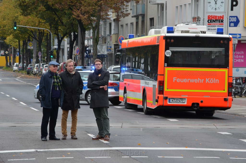 Attentat auf Fr Reker Koeln Braunsfeld Aachenerstr Wochenmarkt P58.JPG - Miklos Laubert